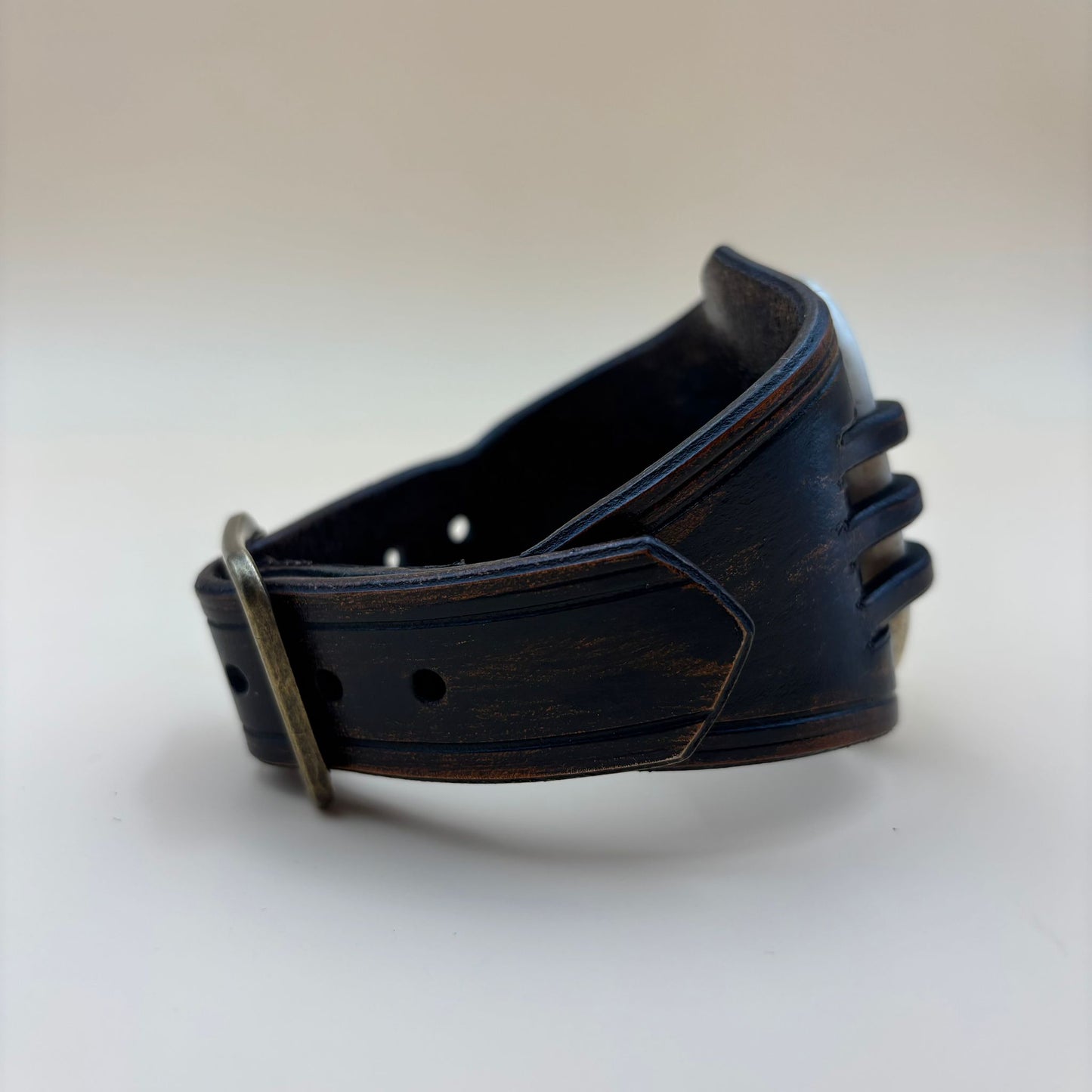 Handgefertigtes Lederarmband mit Rinderknochen – Rustikal & Einzigartig