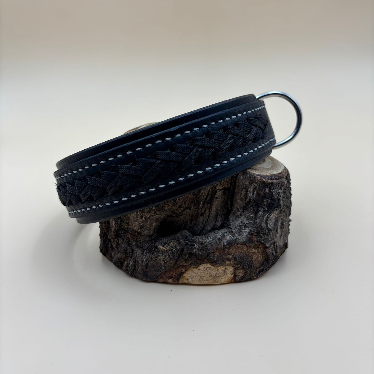 Leather dog collar with paracord lacing