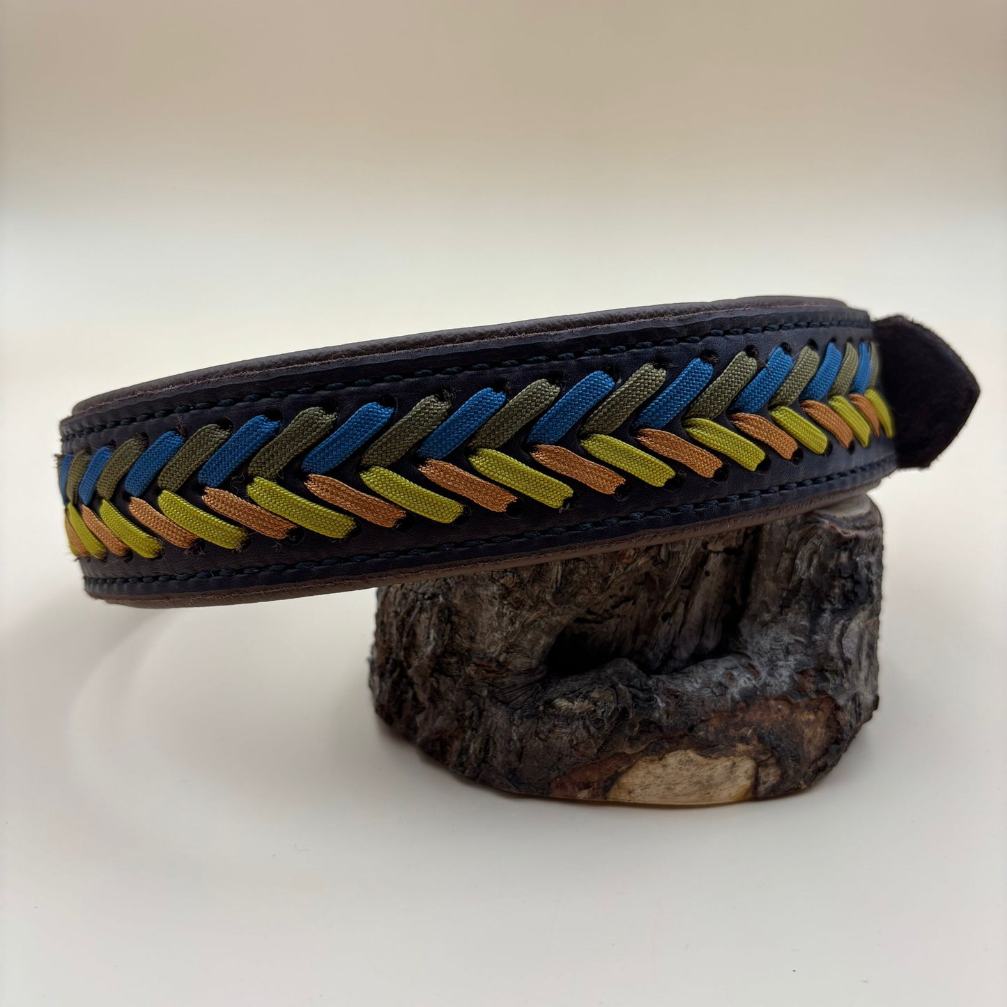 Hundehalsband Leder mit Paracord-Schnürung