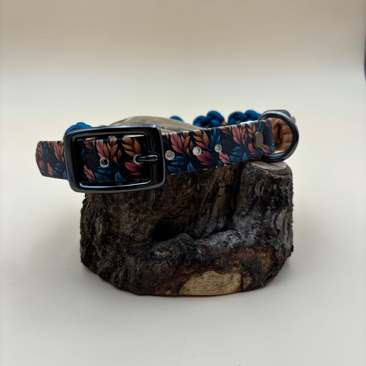 Hundehalsband Paracord Blumenmuster mit Biothane-Verschluss