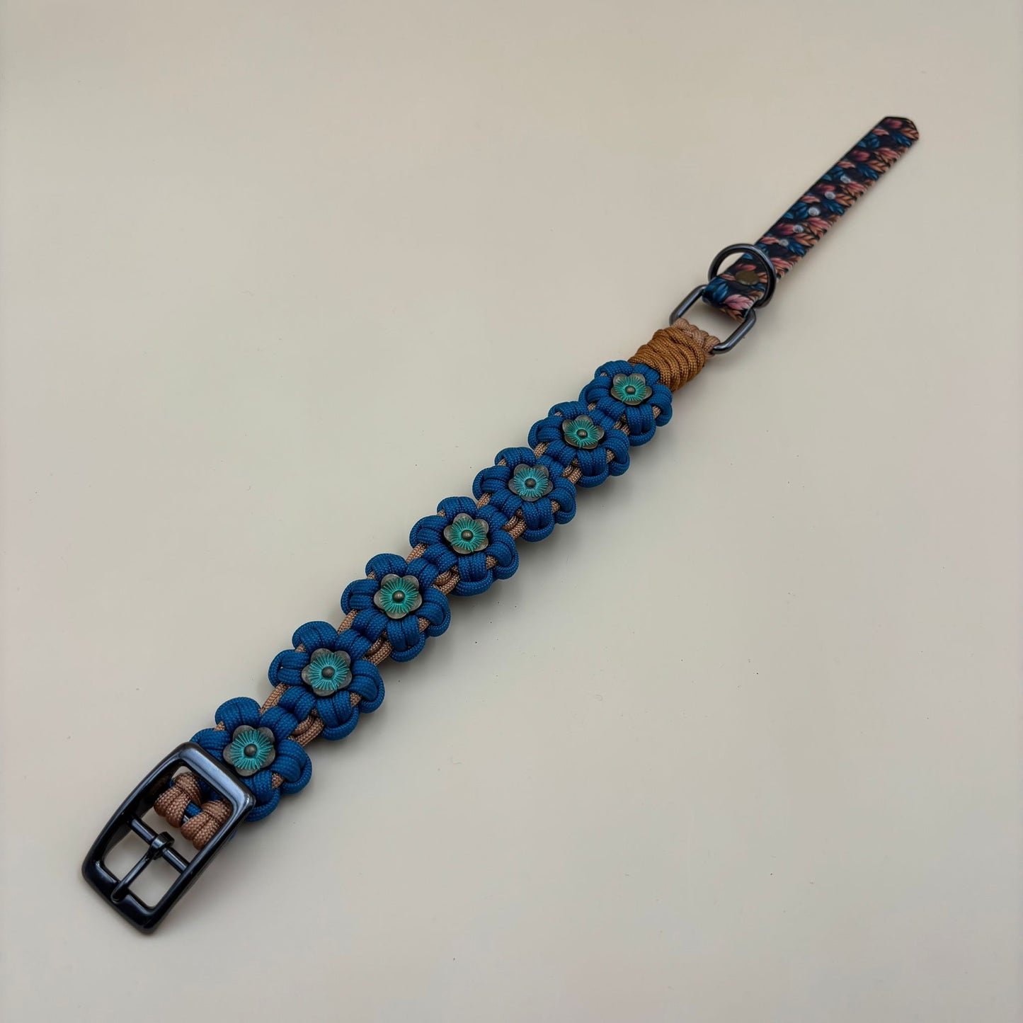 Hundehalsband Paracord Blumenmuster mit Biothane-Verschluss