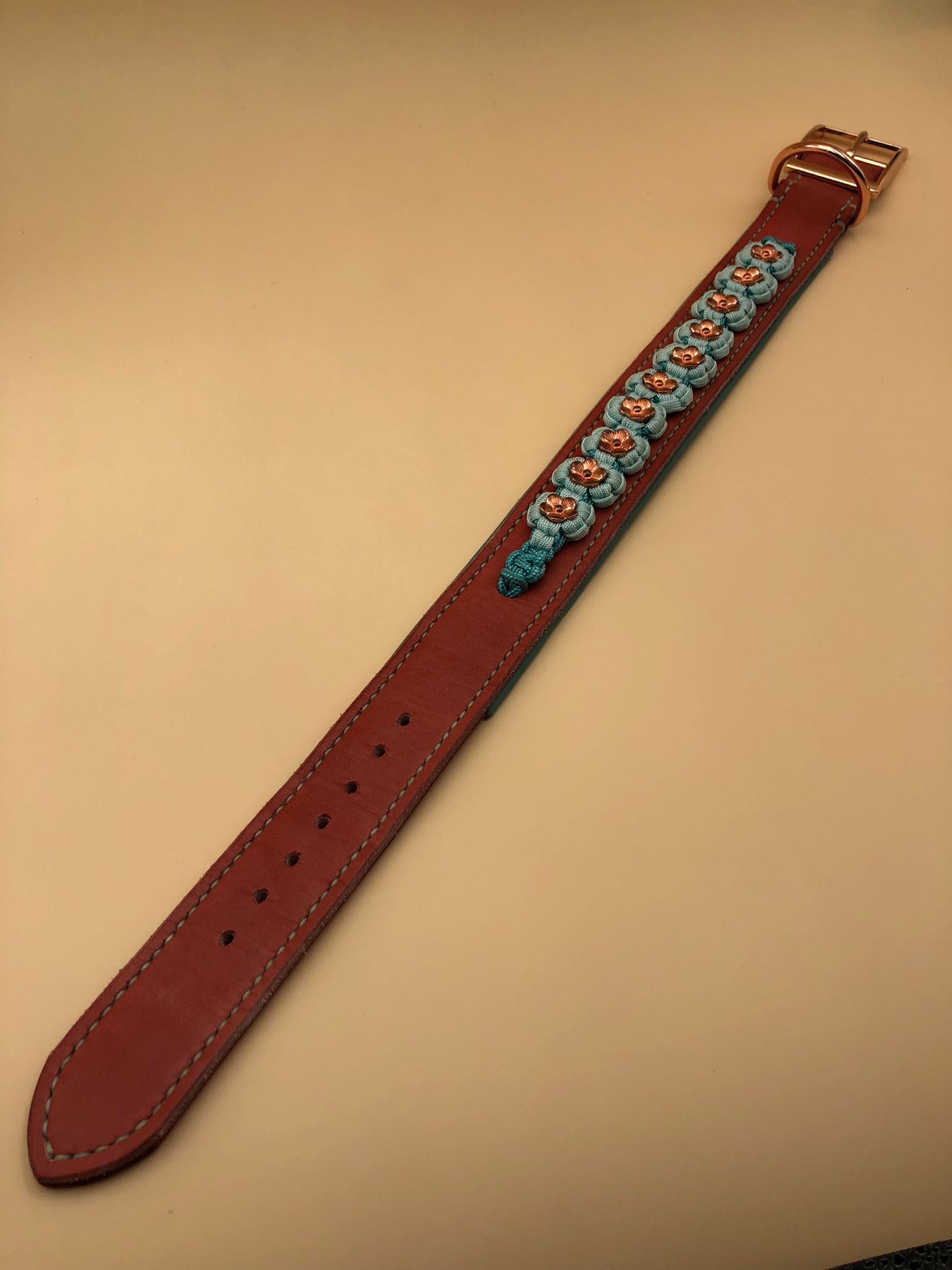 Hundehalsband Leder mit Paracord-Blumenmuster – Coral & Türkis