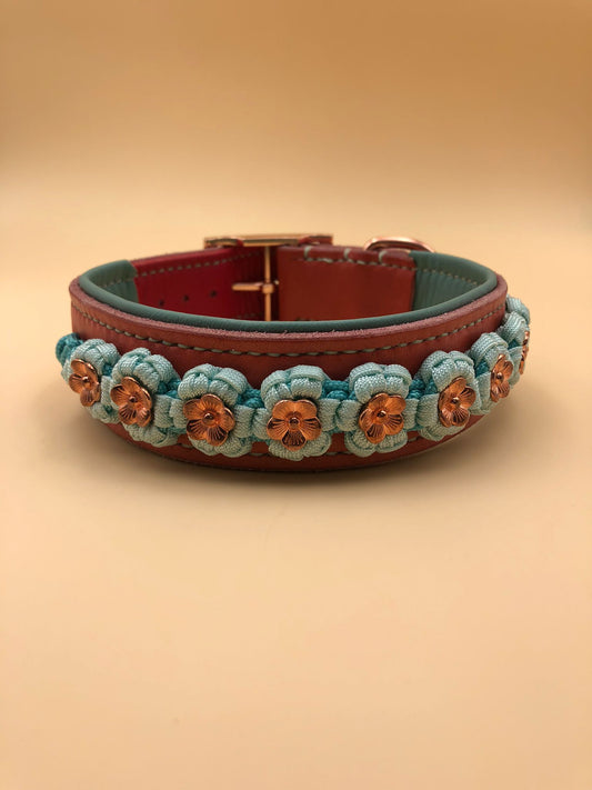 Hundehalsband Leder mit Paracord-Blumenmuster – Coral & Türkis