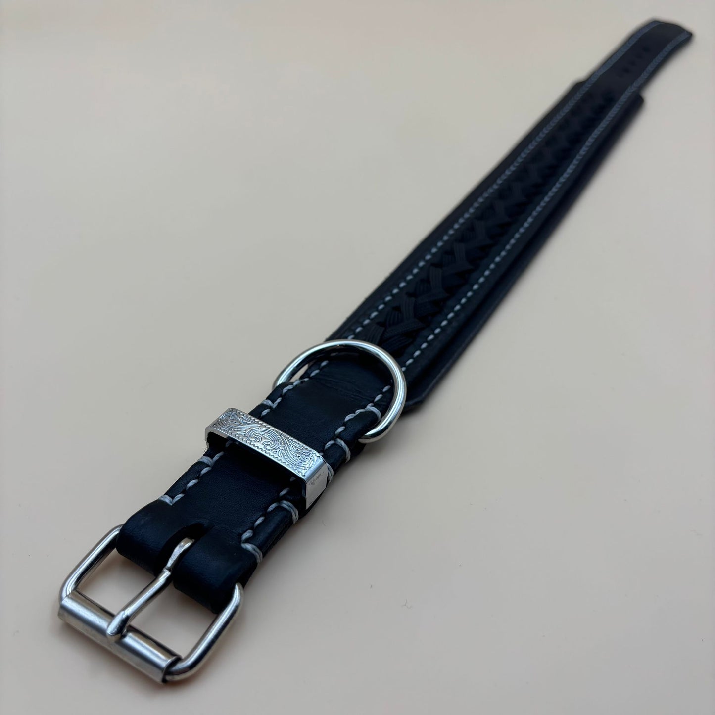 Leather dog collar with paracord lacing