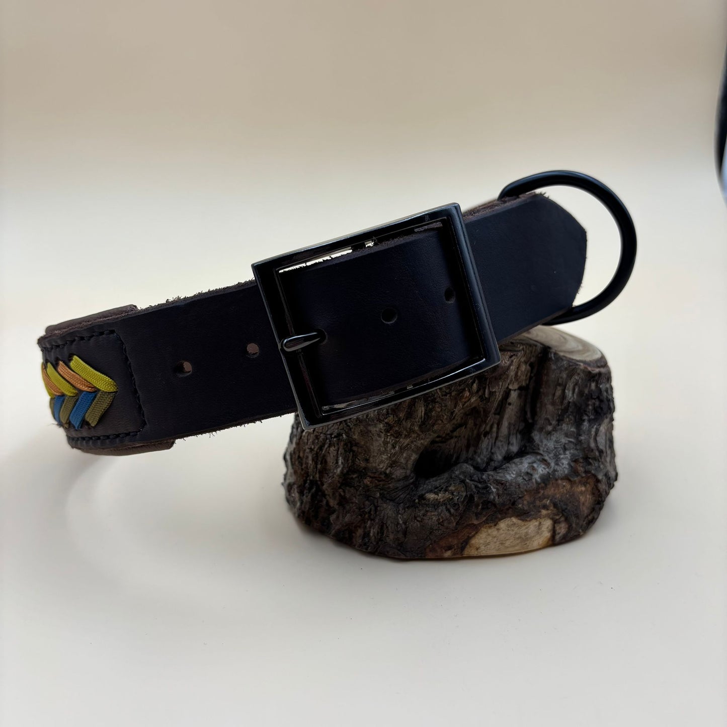 Hundehalsband Leder mit Paracord-Schnürung