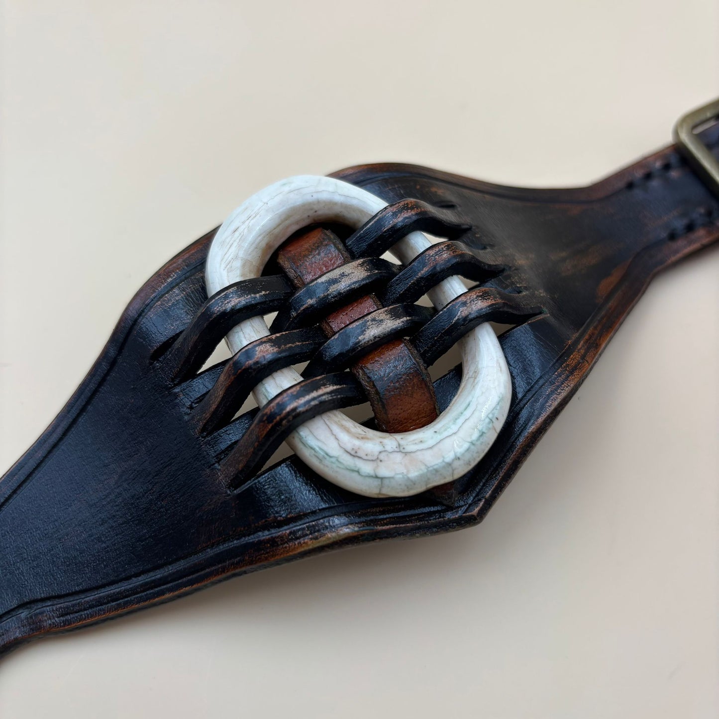 Handgefertigtes Lederarmband mit Rinderknochen – Rustikal & Einzigartig