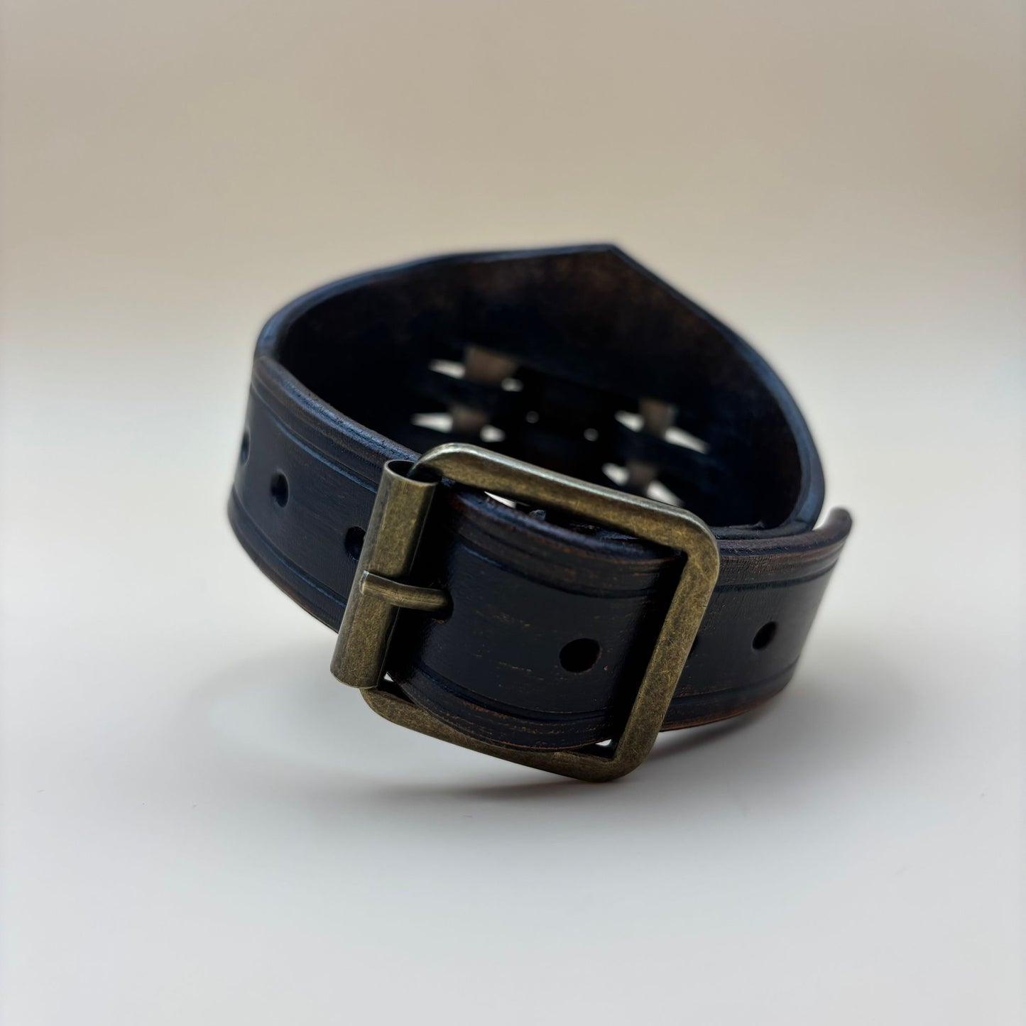 Handgefertigtes Lederarmband mit Rinderknochen – Rustikal & Einzigartig