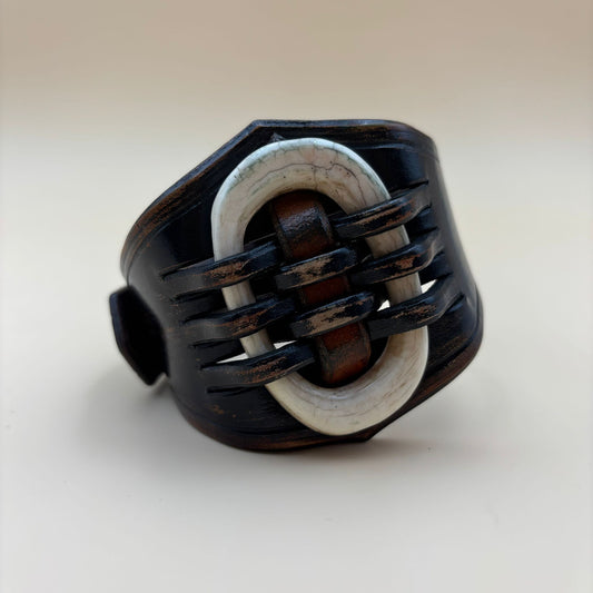 Handgefertigtes Lederarmband mit Rinderknochen – Rustikal & Einzigartig